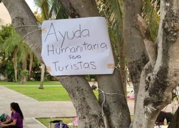 JÓVENES AYUDAN CON VÍVERES A TURISTAS VARADOS EN CANCÚN