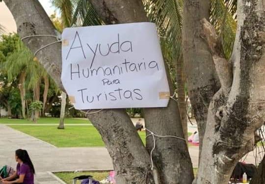 JÓVENES AYUDAN CON VÍVERES A TURISTAS VARADOS EN CANCÚN