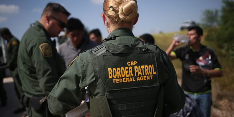 GOBIERNO DE TRUMP APRUEBA ALMACENAR ADN DE MIGRANTES