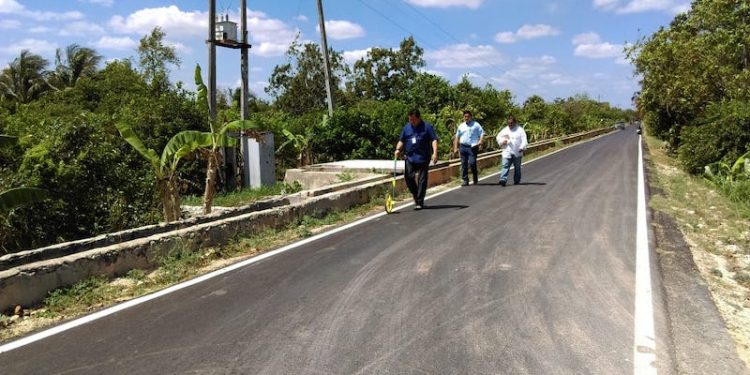 GOBIERNO DEL ESTADO RECONSTRUYE CAMINOS RULARES EN OXKUTZCAB Y CHAPAB