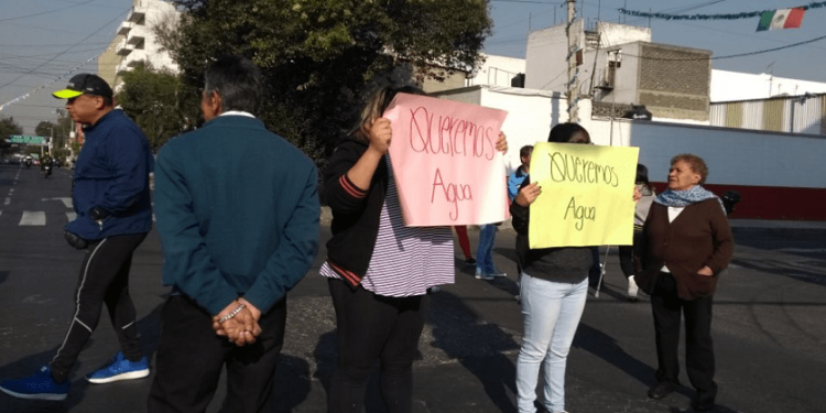 HABITANTES DE TLÁHUAC PROTESTAN POR FALTA DE AGUA