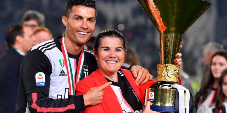 HOSPITALIZAN A MADRE DE CRISTIANO RONALDO EN PORTUGAL