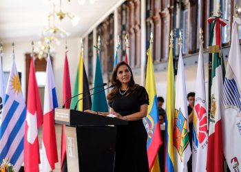 ATESTIGUA MARA LEZAMA CANCELACIÓN DE HISTÓRICO TIMBRE POSTAL POR EL 50 ANIVERSARIO DE CANCÚN