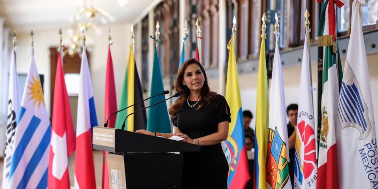 ATESTIGUA MARA LEZAMA CANCELACIÓN DE HISTÓRICO TIMBRE POSTAL POR EL 50 ANIVERSARIO DE CANCÚN