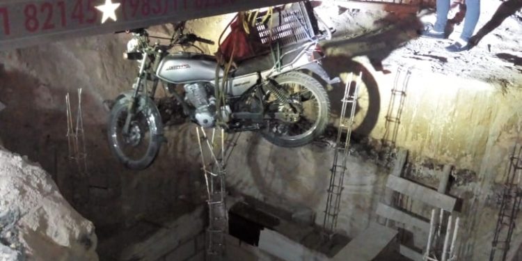 EN COMA MOTOCICLISTA QUE CAYÓ EN OBRA DE LA CAPA