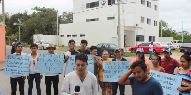 POLICÍAS DE CHETUMAL AGREDEN A PROFESOR Y ALUMNOS DE ALBERGUE ESTUDIANTIL