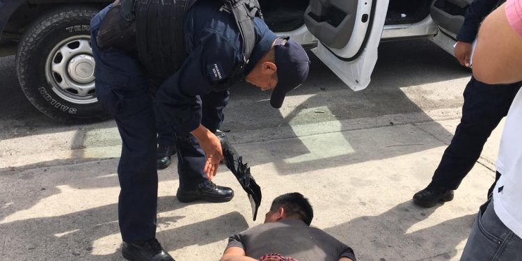 CIUDADANOS ATRAPAN A LADRÓN EN REGIÓN DE CANCÚN Y LO ENTREGAN A LA POLICÍA