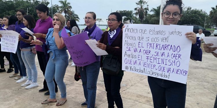MUJERES NO ACUDEN EN GRAN NÚMERO PARA HACER CADENA HUMANA EN CHETUMAL