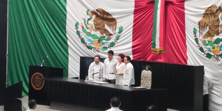 ENTREGA CONGRESO MEDALLA AL MÉRITO FEMENINO