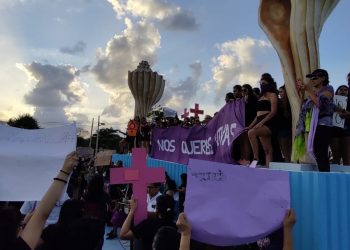 MARCHAN DE MANERA PACÍFICA EN CANCÚN CERCA DE CINCO MIL MUJERES