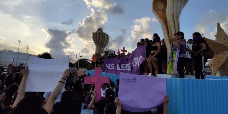 MARCHAN DE MANERA PACÍFICA EN CANCÚN CERCA DE CINCO MIL MUJERES