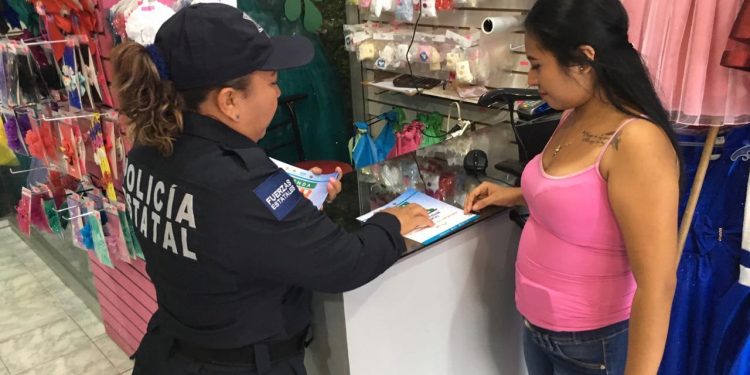 MUJERES POLICÍAS ANTEPONEN EL DEBER A FALTAR A SUS LABORES
