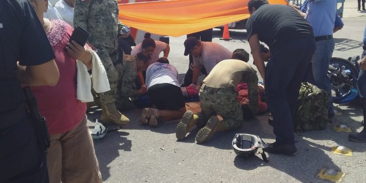 IMPRUDENTE AUTOMOVILISTA PROVOCA ACCIDENTE DE TRÁNSITO CON UNA MOTO; HAY DOS LESIONADAS EN CHETUMAL.