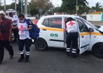 ESCOLTAS DEL GOBERNADOR CHOCAN UN TAXI