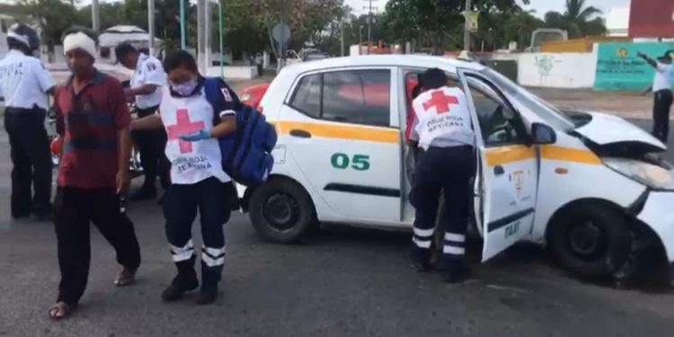 ESCOLTAS DEL GOBERNADOR CHOCAN UN TAXI