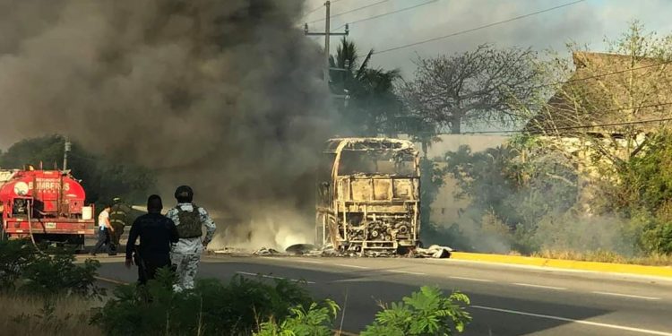 SE CALCINA AUTOBÚS EN CARRETERA PLAYA DEL CARMEN-CANCÚN