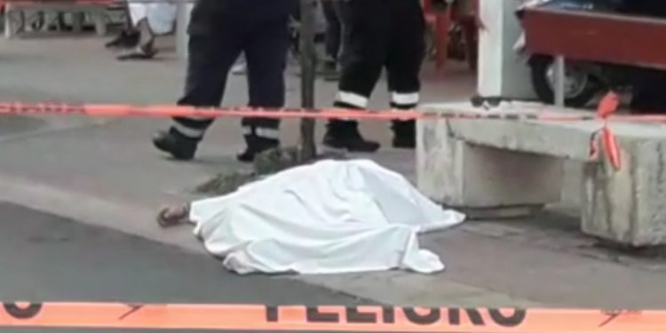 POR PRESUNTA SOBREDOSIS DE DROGA, FALLECE EXTRANJERO EN LA VÍA PÚBLICA EN COZUMEL