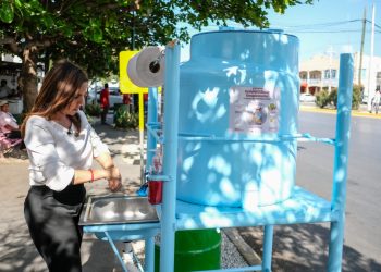 INSTALA MARA LEZAMA, EN CANCÚN, DISPENSADORES PARA FOMENTAR   HIGIENE