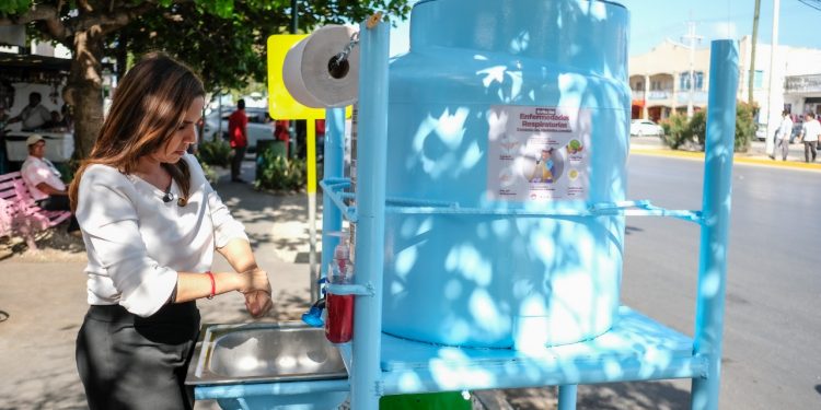 INSTALA MARA LEZAMA, EN CANCÚN, DISPENSADORES PARA FOMENTAR   HIGIENE