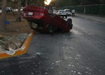 IMPRUDENCIA PROVOCA ACCIDENTE VEHICULAR EN AVENIDA DE CANCÚN