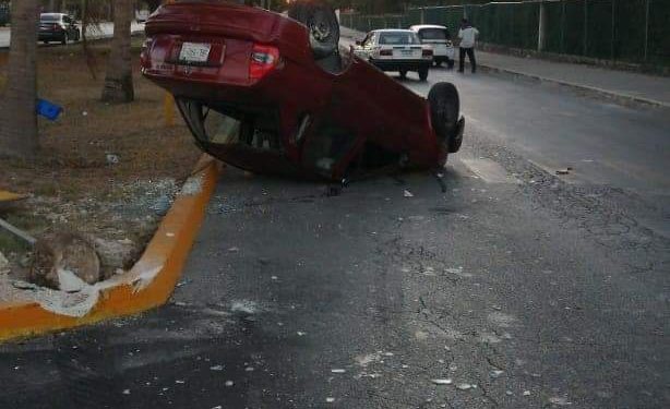 IMPRUDENCIA PROVOCA ACCIDENTE VEHICULAR EN AVENIDA DE CANCÚN