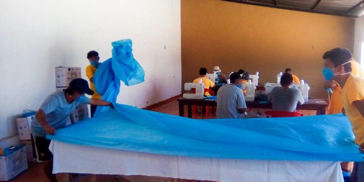 INTERNOS DE LA CÁRCEL DE PLAYA DEL CARMEN FABRICAN MIL 500 CUBREBOCAS A LA SEMANA