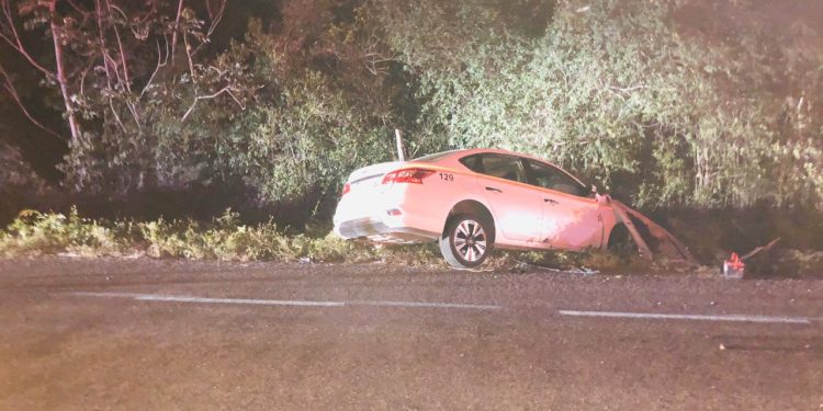 AUTOBÚS QUE SE DIRIGÍA A TABASCO CHOCA CON UN TAXI EN LA CARRETERA TULUM-CARRILLO PUERTO, HAY 4 MUERTOS