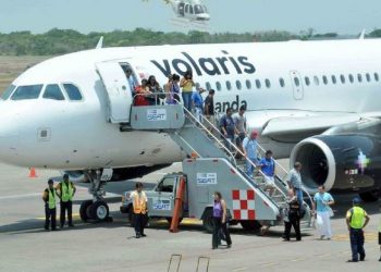 AVIÓN DE VOLARIS DE RUTA CIUDAD DE MÉXICO-CHETUMAL ATERRIZA EN CANCÚN CON UN MOTOR EN LLAMAS