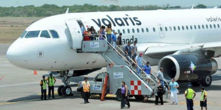 AVIÓN DE VOLARIS DE RUTA CIUDAD DE MÉXICO-CHETUMAL ATERRIZA EN CANCÚN CON UN MOTOR EN LLAMAS
