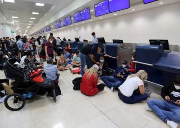 CENTENAS DE SUDAMERICANOS ESTÁN VARADOS EN EL AEROPUERTO INTERNACIONAL DE CANCÚN