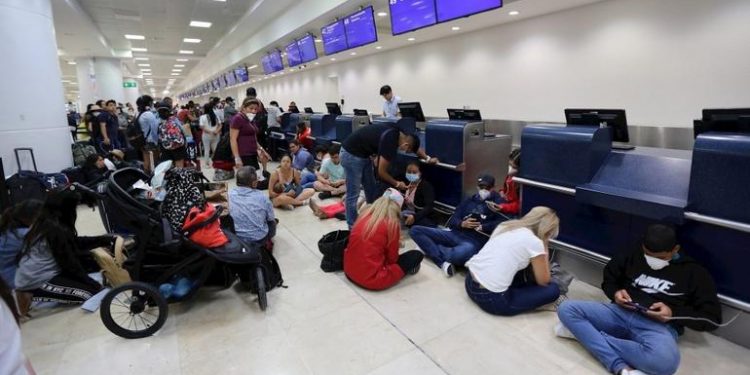 CENTENAS DE SUDAMERICANOS ESTÁN VARADOS EN EL AEROPUERTO INTERNACIONAL DE CANCÚN
