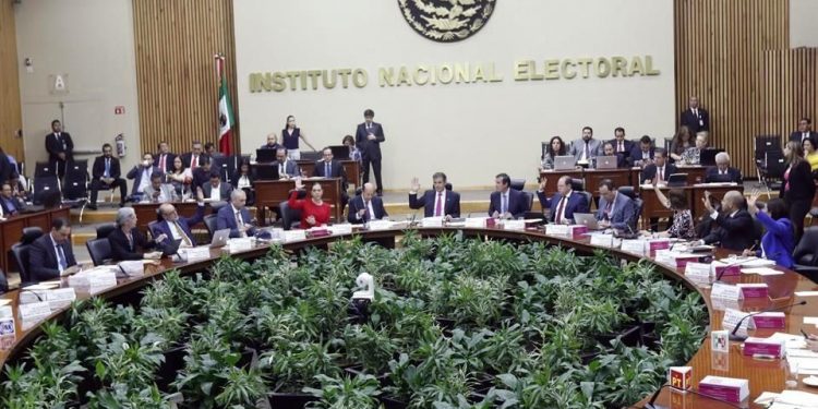 INSTA AMLO A PARTIDOS A DISMINUIRSE RECURSOS PARA ENFRENTAR CORONAVIRUS