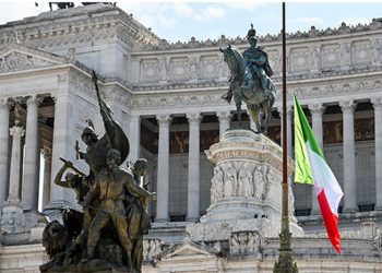 ITALIA RINDE UN MINUTO DE SILENCIO A LOS ABATIDOS POR PANDEMIA