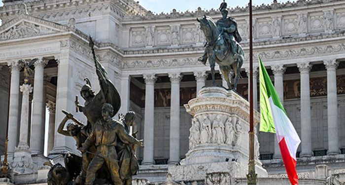 ITALIA RINDE UN MINUTO DE SILENCIO A LOS ABATIDOS POR PANDEMIA