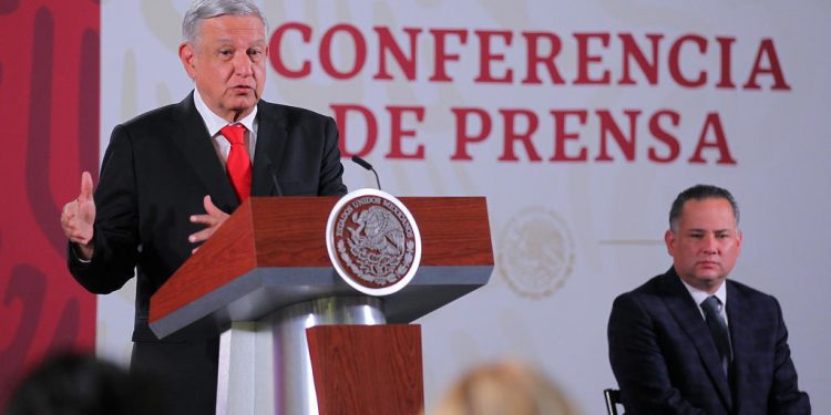 LÓPEZ OBRADOR ALISTA REUNIÓN CON FAMILIARES DE NIÑOS DE GUARDERÍA ABC Y LEBARÓN