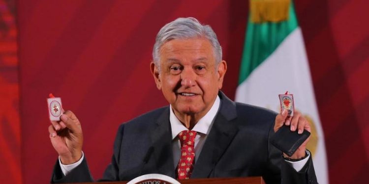 LÓPEZ OBRADOR PRESUME SUS AMULETOS CONTRA EL CORONAVIRUS