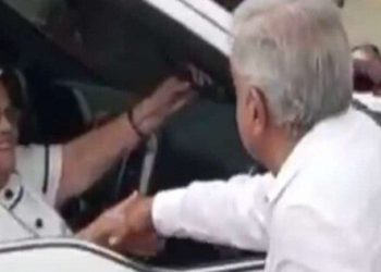 LÓPEZ OBRADOR SALUDA A MADRE DEL «CHAPO» EN BADIRAGUATO