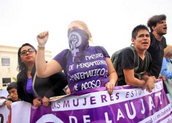 MARCHAN ESTUDIANTES UNIVERSITARIOS POR AGRESIÓN DE ALUMNA DE LA DACS