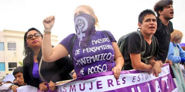 MARCHAN ESTUDIANTES UNIVERSITARIOS POR AGRESIÓN DE ALUMNA DE LA DACS
