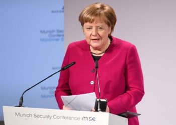 MERKEL SE ENCUENTRA «SANA» TRAS OFICIALIZAR AUTOAISLAMIENTO
