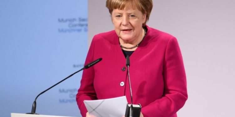 MERKEL SE ENCUENTRA «SANA» TRAS OFICIALIZAR AUTOAISLAMIENTO