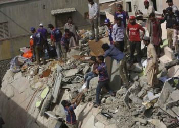 MUEREN 14 PERSONAS TRAS DERRUMBE DE EDIFICIO EN PAKISTÁN