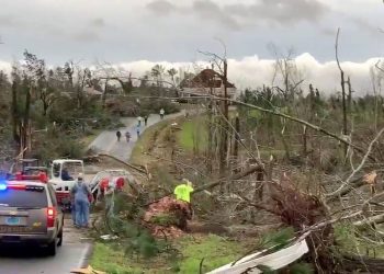 MUEREN CINCO PERSONAS POR TORNADOS EN EU