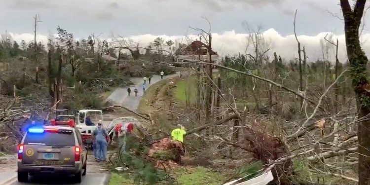 MUEREN CINCO PERSONAS POR TORNADOS EN EU