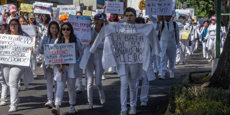 «NI UNA BATA MENOS», EXIGEN ALUMNOS DE LA UAEM