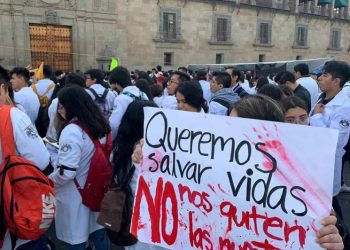 «NI UNA BATA MENOS», EXIGEN ESTUDIANTES EN MARCHA CONTRA ASESINATOS