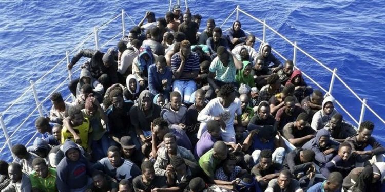 PIDEN NO DAR LA ESPALDA A MÁS DE NUEVE MIL PERSONAS ATRAPADAS EN BARCOS