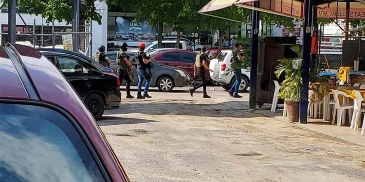 POBLADORES SE DEFIENDEN CON BARRICADAS CONTRA CRIMEN EN SINALOA