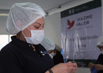 PRESOS MEXICANOS FABRICAN CUBREBOCAS POR LA COVID-19