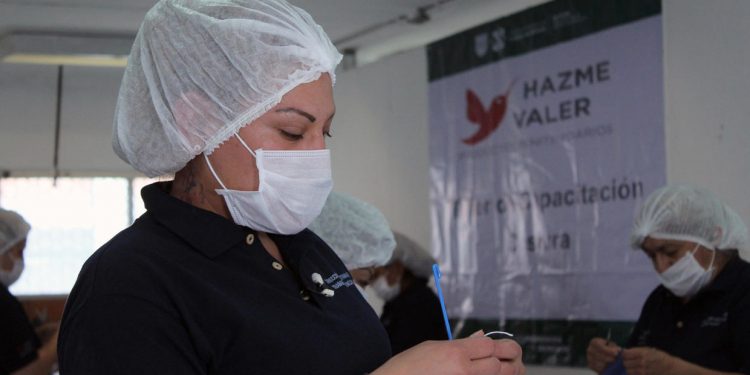 PRESOS MEXICANOS FABRICAN CUBREBOCAS POR LA COVID-19